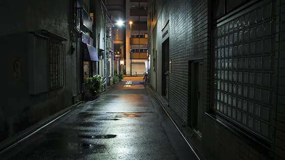 Leicht beleuchtete dunkle Gasse