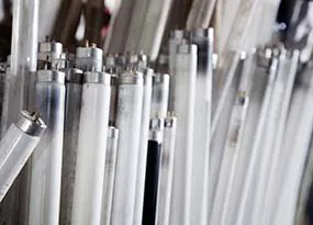 Ausrangierte Leuchtstoffröhren in unterschiedlichen Längen